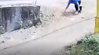 Hombre sale ileso en el último momento en medio de un choque entre dos autobuses