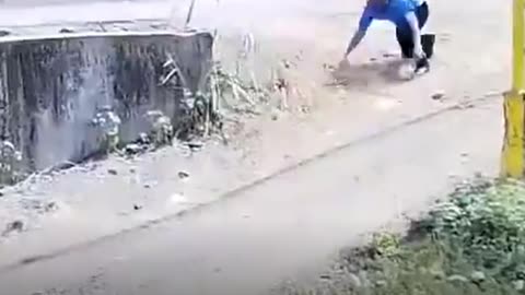 Hombre sale ileso en el último momento en medio de un choque entre dos autobuses 