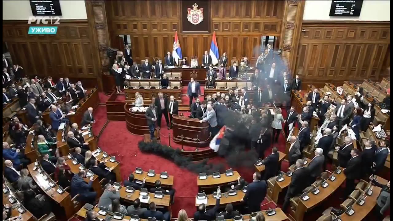Plas në Kuvendin e Serbisë, hidhen bomba tymuese, përplasje mes deputetëve
