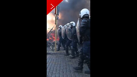 Demokracia je najlepší systém lebo môžete protestovať 😂