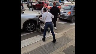 Padre del año: un hombre golpea un auto con un carro de bebé