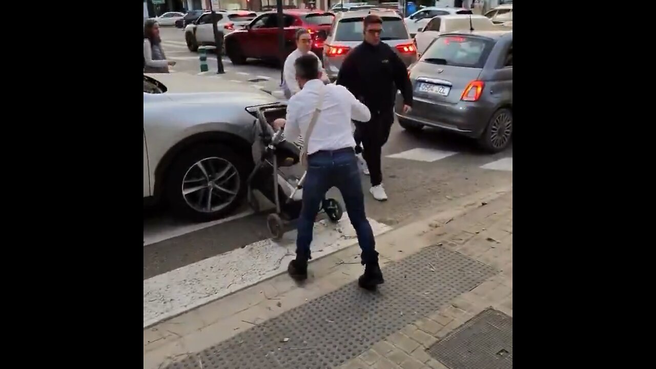 Padre del año: un hombre golpea un auto con un carro de bebé