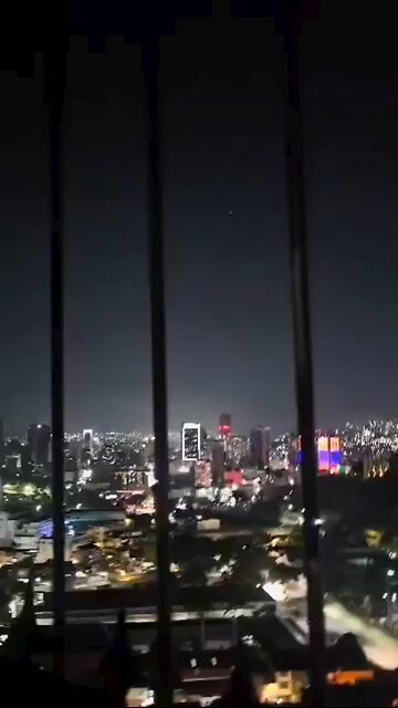 🚨🇻🇪 Gunfire reported near Miraflores as Caracas shakes