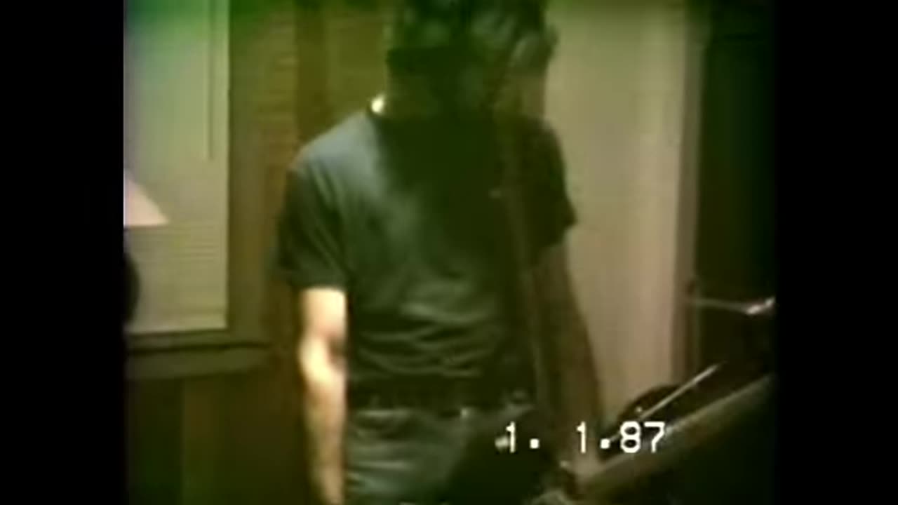 Nirvana - (Rehearsal) Krist Novoselic's mother's house, Aberdeen 1988