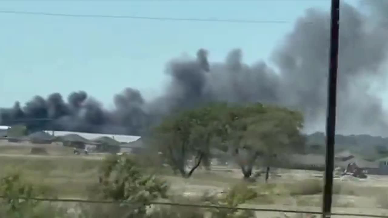 Plane crashes in Fort Worth, Texas, igniting multiple vehicles