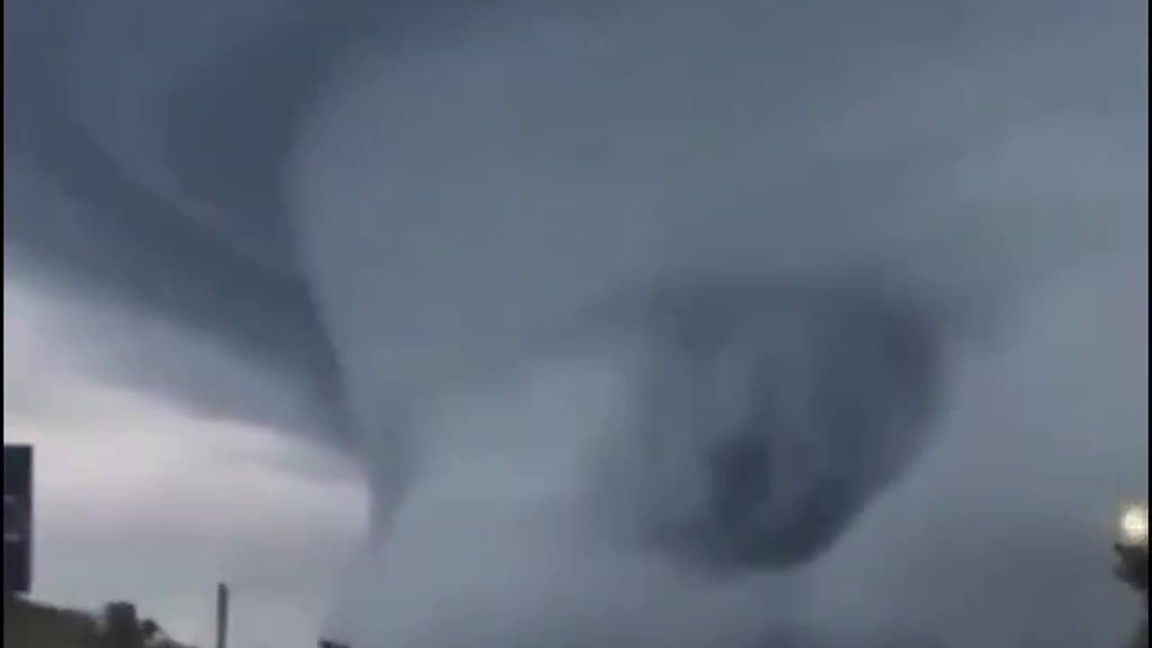 BREAKING: Massive thundercloud engulfs Brazilian towns, creating terrifying