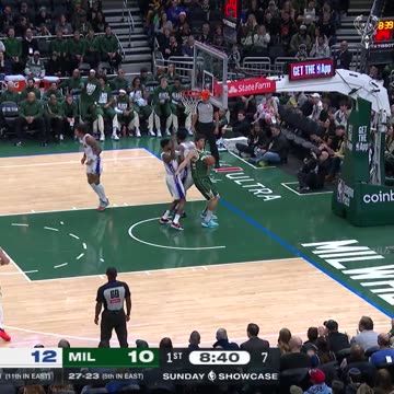 Milwaukee Bucks - Pretty pair of buckets from Kyle Kuzma.