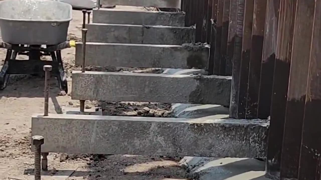 ⚡Construction workers are hard at work on the US Mexico Border Wall