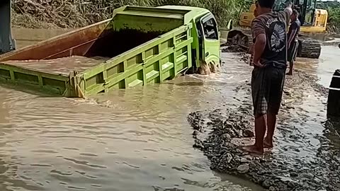 evacuate the truck that sank in the lake