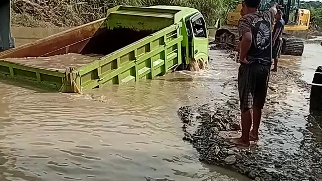 evacuate the truck that sank in the lake