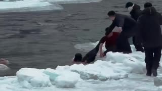 Caen al agua helada por buscar una foto perfecta