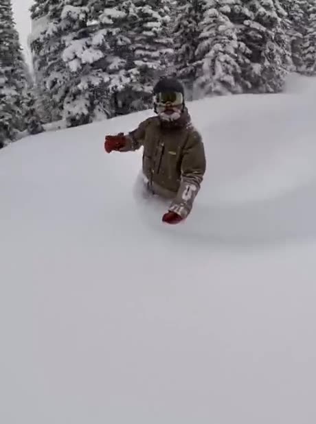 Skiing in a cloud of snow