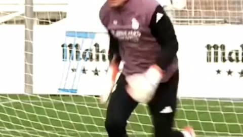 Los porteros Tibu Courtois y Andrii Lunin siguen manteniendo su alto nivel #halamadridusa