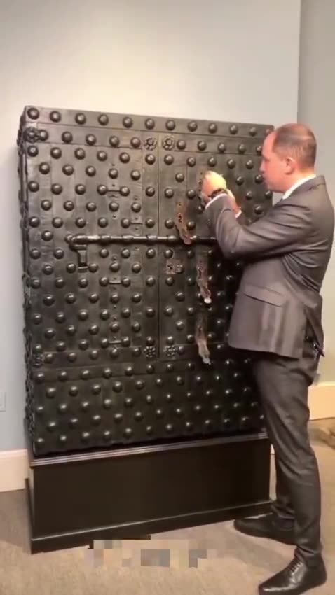 A VERY COMPLEX LOCK SYSTEM OF A 17TH SAFE