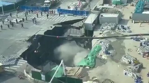 👀 A massive sinkhole opened in Shanghai's Minhang District, swallowing a large section of roadway