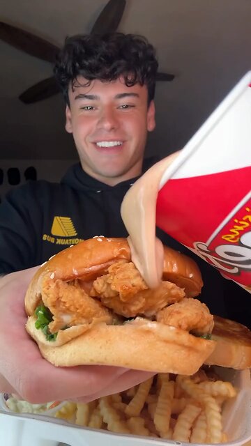 Follow for more ASMR videos🌮🍟 Credits: @dylaneatss_ #mukbang #asmr #fastfood #asmreating