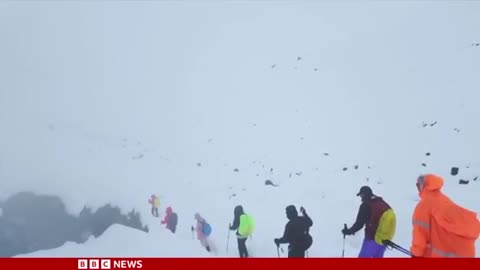 Mount Everest rescuers battle heavy snow with hundreds still stranded