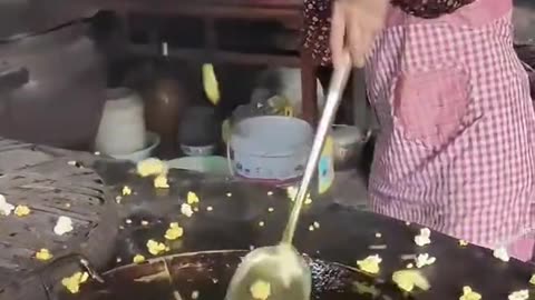 Freír el maíz para hacer deliciosos macarrones