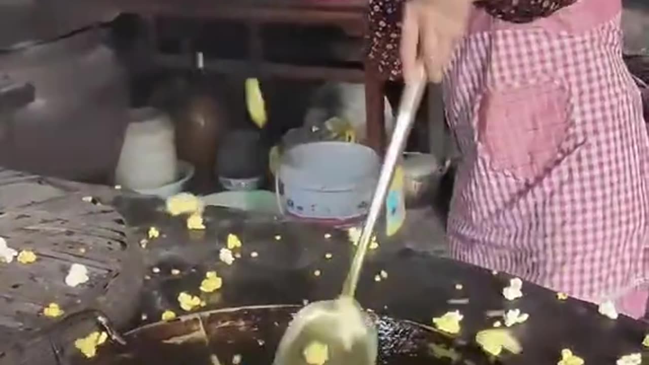 Freír el maíz para hacer deliciosos macarrones