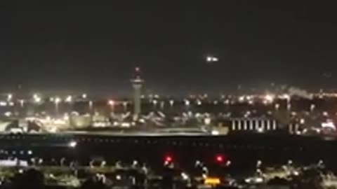 Images saisissantes ! Un OVNI sphérique noir a été repéré sur une tour en Russie.