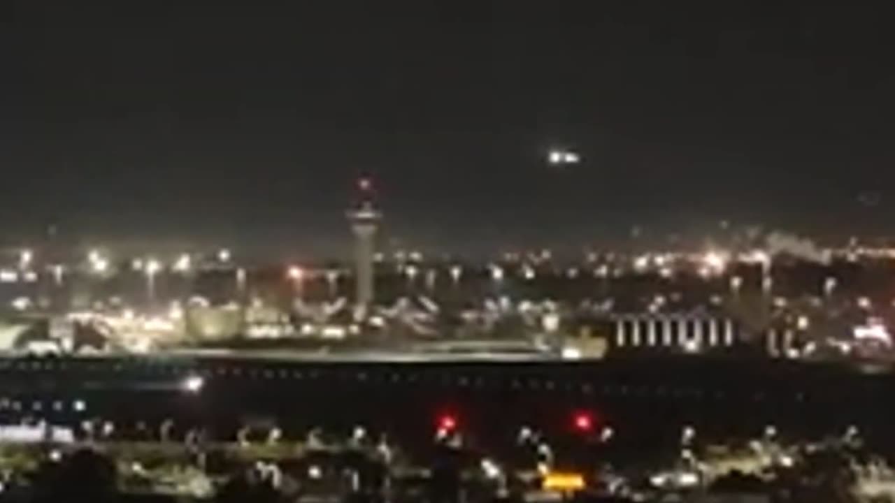 Images saisissantes ! Un OVNI sphérique noir a été repéré sur une tour en Russie.