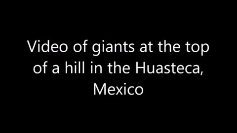 Vidéo de géants au sommet d'une colline dans la Huasteca, au Mexique