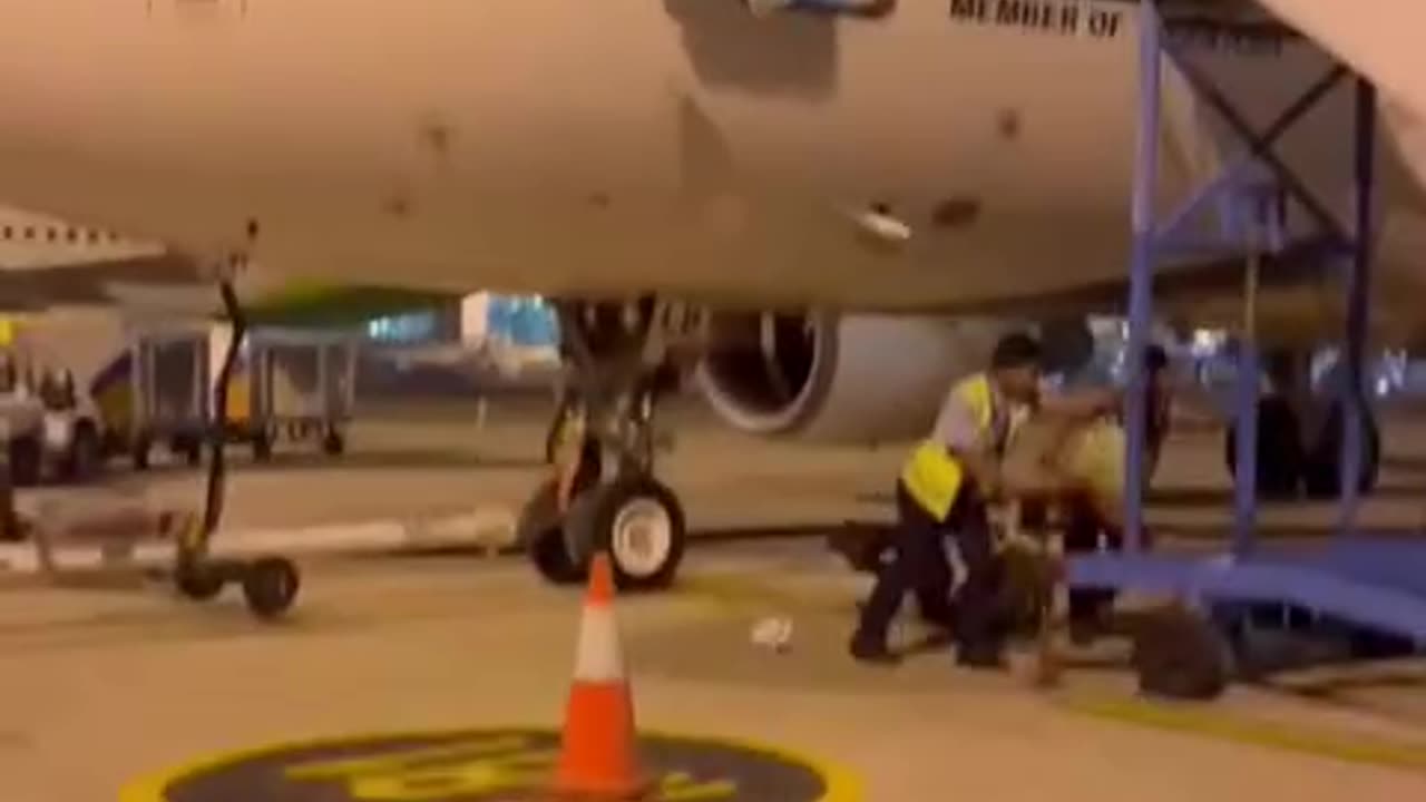 ✈😱 Shocking Accident on Stationary Airplane — Man Falls Due to Negligence!