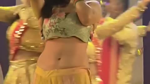 নিজের গানে কোমর দোলালেন পুজা। #puja #dance