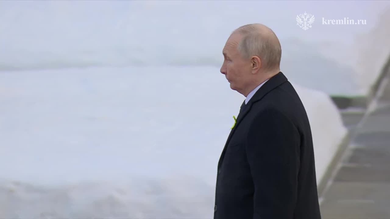 President Putin laid a wreath at the Motherland monument in St