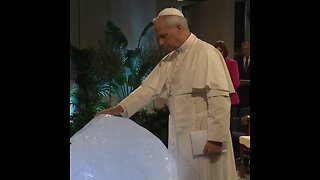 Papa León XIV bendice hielo y pide acción global ante crisis climática