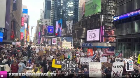 Những người theo chủ nghĩa tự do đang tuần hành tại thành phố New York để phản đối "Không có vua"🤣