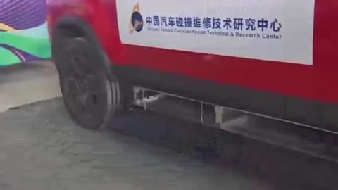Sistema di espulsione della batteria dalle auto elettriche per impedire l'incendio del mezzo