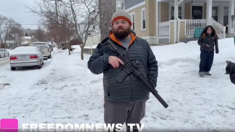 🚨Những người cánh tả ở Minneapolis đang trang bị vũ khí và đứng canh gác chống lại ICE