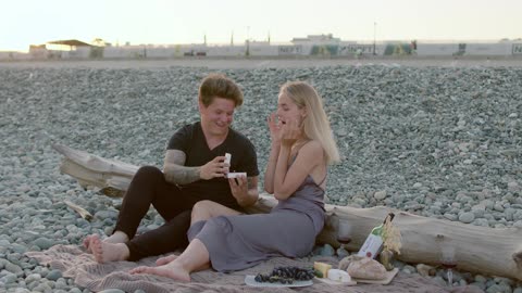 A Man Proposes On A Date, Her Reaction is only happiness