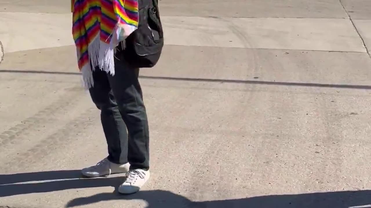 Anti-ICE activists meltdown after former Bachelorette star @josh_seiter