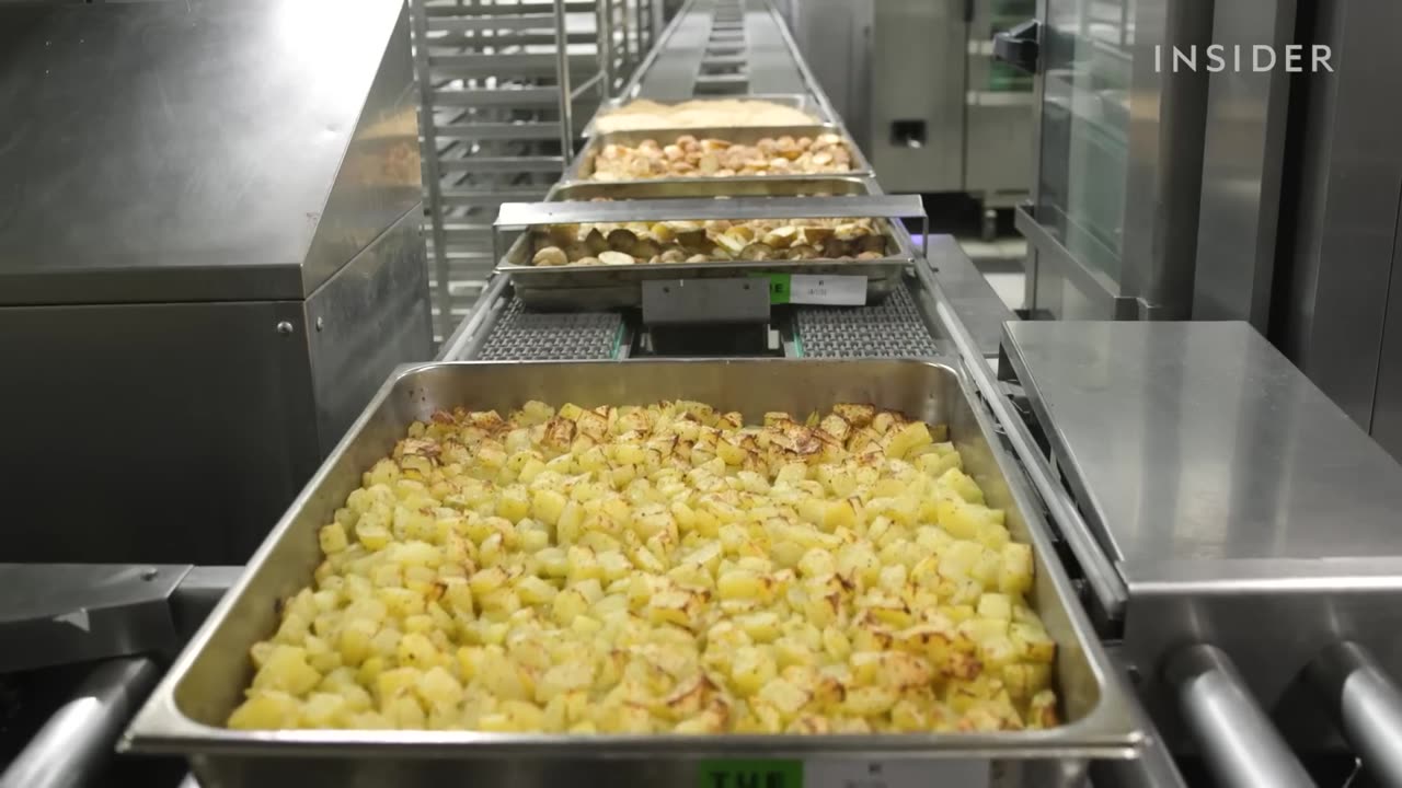 How Singapore Airlines Makes 50,000 In-Flight Meals A Day ¦ Big Business ¦ Insider Business