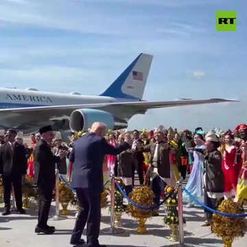 Trump lands in Malaysia and the first thing he does is... dance Turn on the speakers