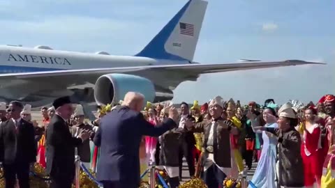 Trump lands in Malaysia and the first thing he does is... dance Turn on the speakers
