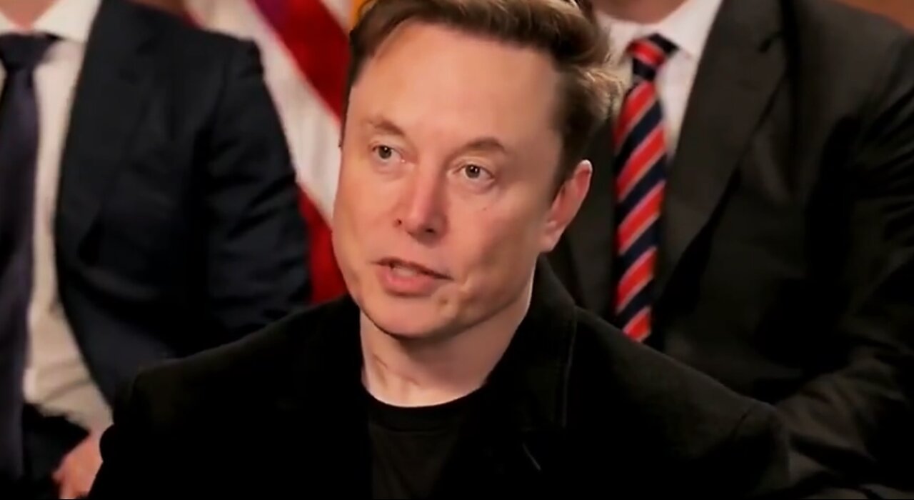 Musk investigará como el periodista Goldberg fue agregado al chat