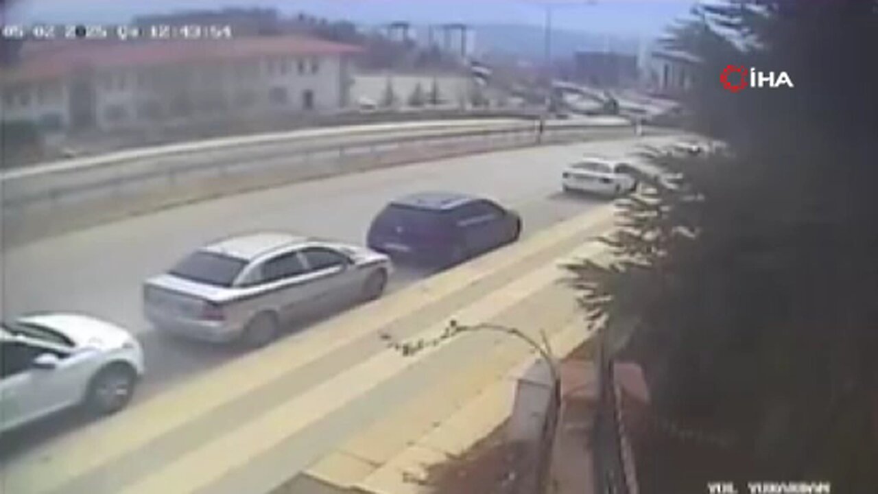 Park halindeki araca çarptı: O anlar kamerada