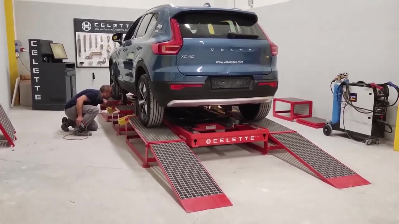 Volvo XC40 loading process on Celette Smart Rhone frame machine.