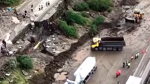 Une puissante inondation emporte une autoroute et la transforme en cascade en Turquie