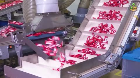 HOW MILLIONS OF KITKATS ARE MADE IN A FACTORY// KITKATS PRODUCTION PROCESS