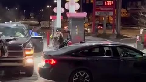 Indianapolis. Gas station rage: Man pulls gun on woman for "taking too long at the pump"