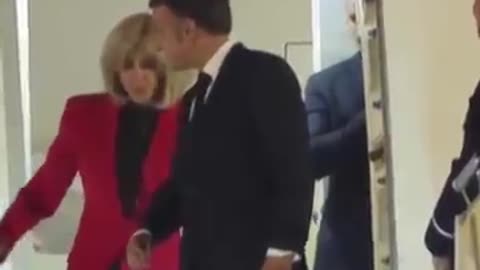 Trending: Was That a Push? Macron and Brigitte’s Viral Clip Raises Eyebrows | #e