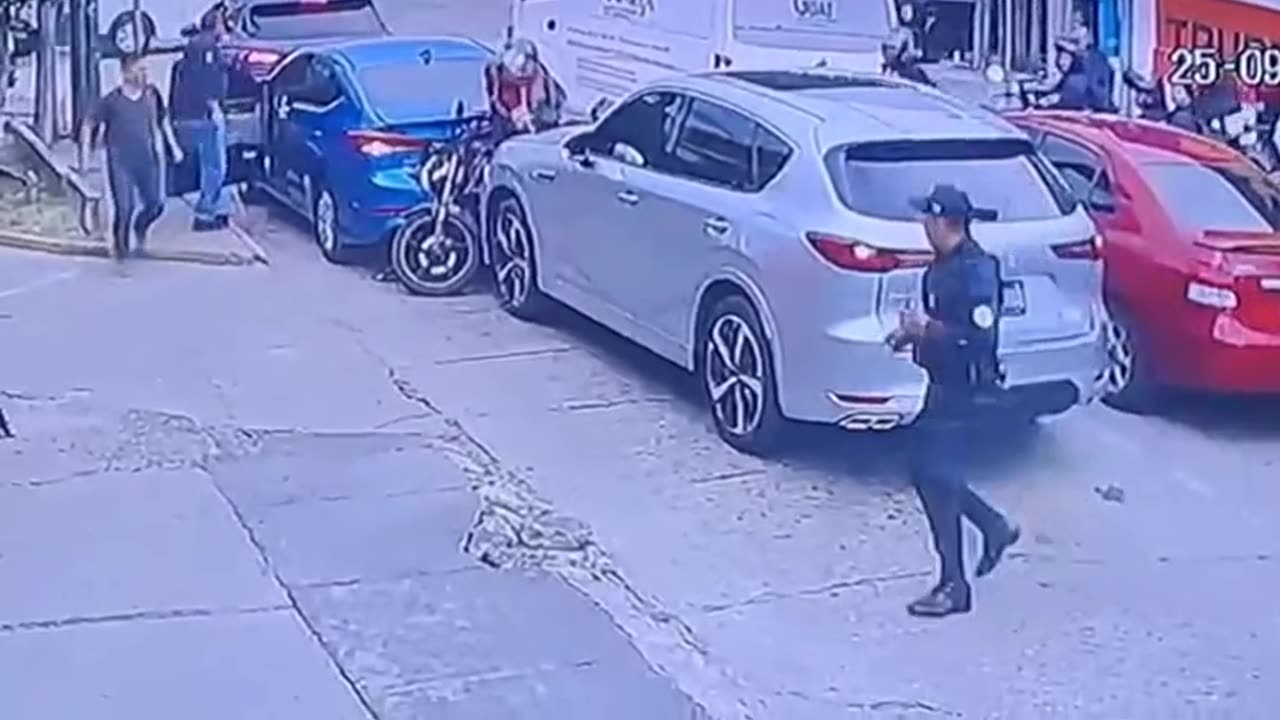 Motociclista embestido varias veces por camioneta