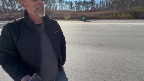 Ủy viên Hội đồng Quận Fulton, Dana Barrett, đang phát điên lên sau khi FBI đột kích ...