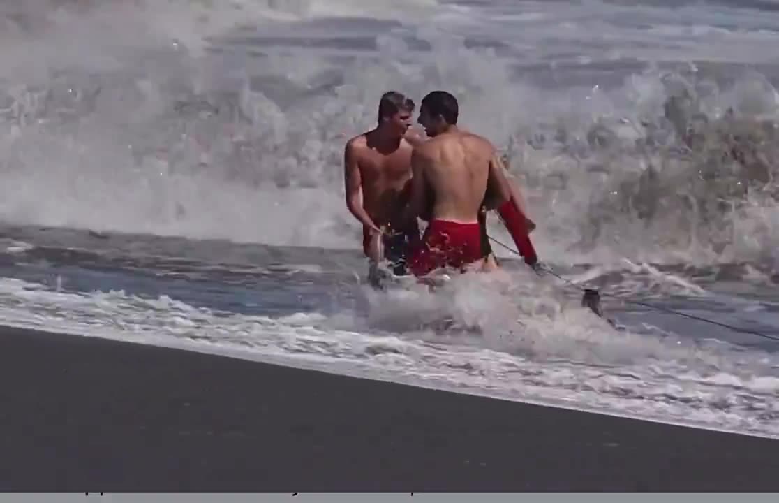Heroic lifeguard rescues a drowning young boy from powerful waves in California