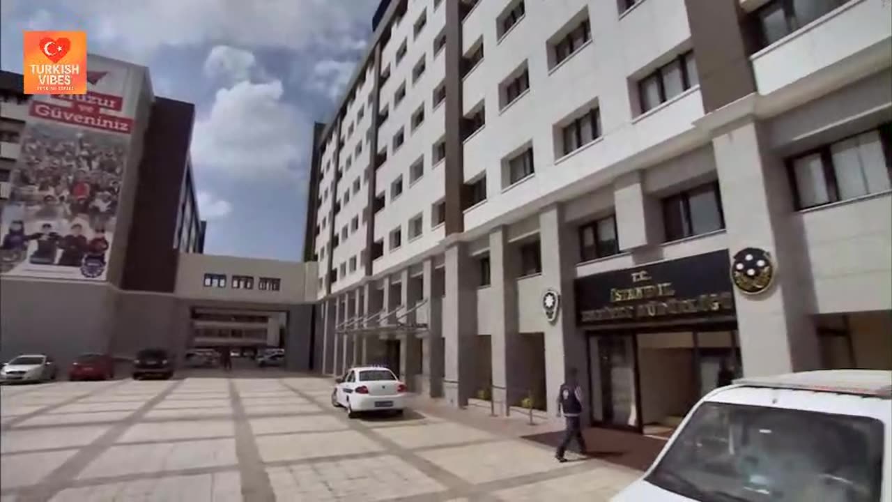 مسلسل الأزقة الخلفية الحلقة 521 مترجمة (نهاية الموسم 13)