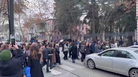 🇬🇪 Protesters in Georgia are continuously walking on the crosswalk to avoid